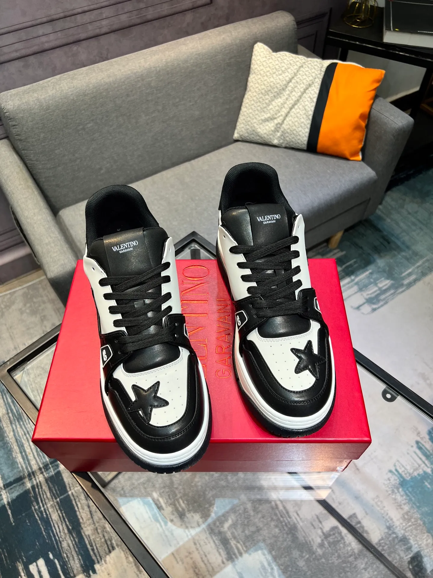 Men's Men's Shoes 💰660 Valentino 2023 early autumn new star shoes are now online! Wang Hedi and Ren Jialun have been worn by many celebrities. Who can refuse the same couple shoes as Wang Hedi! The design of Stars Stab My Heart is cool and spicy. The material of the shoes is cowhide, and every color is beautiful! Size 35-40, men’s size 39-44 (women’s 41, men’s 38, 45🉑️customized)